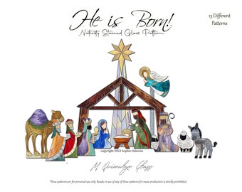 Könnte beinhalten: Ein Glasmalerei-Muster mit dem Titel "He is Born!" zeigt eine Weihnachtskrippe mit einem Stern, einem Stall und Figuren, darunter die Heiligen Drei Könige, Maria, Josef und das Jesuskind. Das Bild enthält ein Kamel, einen Engel, einen Esel und ein Schaf.