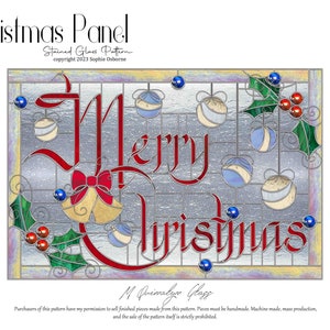 以下が含まれることがあります： スタイリッシュなフォントで「メリークリスマス」と書かれたクリスマスパネル用のステンドグラスパターン。デザインには、赤と緑のホーリー、青と白のオーナメント、金のベルが含まれています。