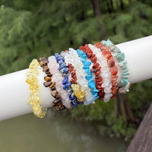 Natural Crystal Chip Bracelet, Handmade Gemstone Bracelet, Minimalist Stone Jewelry, Boho Style Crystal Bracelet Gift