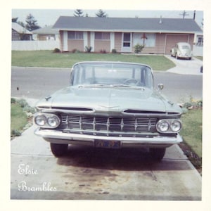Cheverolet Station Wagon 1959 de la famille couleur vintage photo couleur garée dans l'allée, photo vintage trouvée, photo vernaculaire