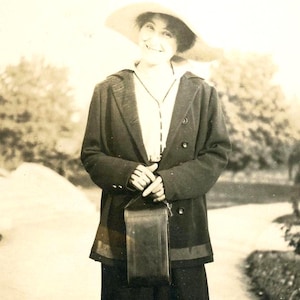 1916 Une jolie fille avec son appareil photo Kodak Eastman, carte postale avec photo réelle, photo originale, photo trouvée, langue vernaculaire