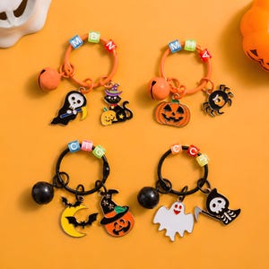 Peut inclure: Quatre porte-clés circulaires avec des breloques sur le thème d'Halloween, notamment un fantôme, un chat noir, une citrouille, une araignée, une chauve-souris et un squelette. Chaque anneau comporte des perles lettres et une clochette.
