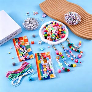 Kit per portachiavi fai da te con perline, kit per la creazione di portachiavi personalizzati con nome da 618 pezzi, perline colorate con lettere, portachiavi con perline, set per la creazione di ciondoli per zaini e borse.