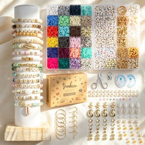 Può includere: Un kit per creare gioielli con un espositore verticale con diversi braccialetti di perline colorate, due organizer in plastica trasparente pieni di perline in argilla e metallo, una scatola di cartone con l'etichetta Deinduser, forbici e vari ciondoli dorati.