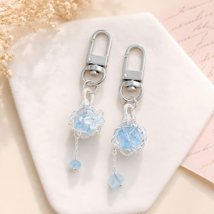 Llavero personalizado estilo cristal azul, dije inicial para bolso, dije de piedra envuelto en alambre, dije de gema para bolso, regalo estilo gema para ella