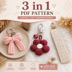 Può includere: Un modello PDF 3 in 1 per portachiavi all'uncinetto con un fiocco rosa, un fiore rosso scuro con centro bianco e un cinturino da polso rettangolare beige. Il testo recita 3 in 1 PDF PATTERN, CROCHET, EASY, BEGINNER FRIENDLY e 3 PDF FILES.