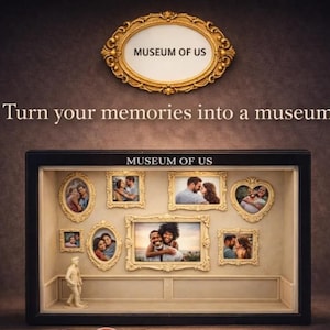 Puede incluir: Una vitrina negra con el texto MUSEUM OF US, que contiene una habitación en miniatura con una pequeña figura y siete marcos dorados ornamentados con varias fotografías. Sobre la vitrina, un marco ovalado dorado muestra MUSEUM OF US.