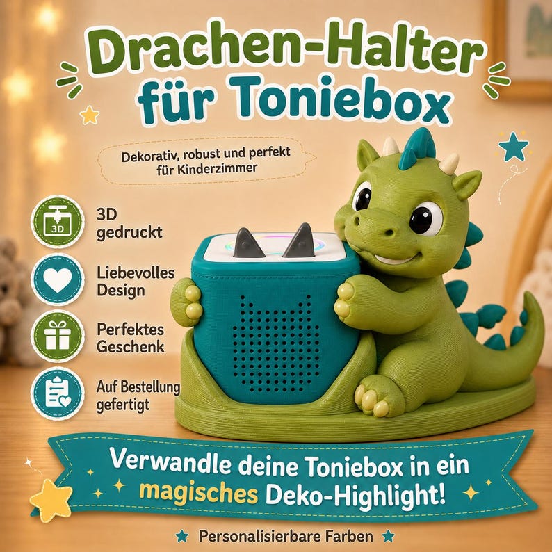 Puede incluir: Una figura de drag&oacute;n verde impresa en 3D dise&ntilde;ada como soporte para un reproductor de audio cuadrado de color verde azulado. El drag&oacute;n tiene ojos grandes, una boca sonriente y una cola, y est&aacute; colocado sobre una base. La imagen incluye texto e iconos en alem&aacute;n.
