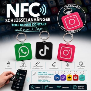 Puede incluir: Tres llaveros NFC cuadrados en verde, negro y rosa, cada uno con un icono de red social en blanco. Los llaveros incluyen una anilla metálica y se muestran junto a texto en alemán sobre tecnología NFC, impresión 3D y personalización.