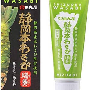 以下が含まれることがあります： 白いキャップと白い文字が特徴の鮮やかな緑色の容器に入った静岡わさびペーストのチューブと、わさびの根のイラストと日本語の文字が印刷された黒い長方形の紙製外箱のセット。