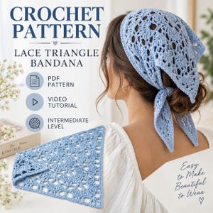 以下が含まれることがあります： ライトブルーのかぎ針編みレースの三角バンダナのパターン。CROCHET PATTERN LACE TRIANGLE BANDANA、PDF PATTERN、VIDEO TUTORIAL、INTERMEDIATE LEVEL、Easy to Make Beautiful to Wearというテキストが記載されています。バンダナには花柄のデザインが施されています。