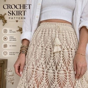 Può includere: Una gonna all'uncinetto color crema con un intricato motivo traforato, un design a vita alta con coulisse e nappe decorative. L'immagine include il testo: CROCHET SKIRT PATTERN, PDF PATTERN, VIDEO TUTORIAL INCLUDED, US TERMS, STEP-BY-STEP PHOTOS e Boho Beach Style.