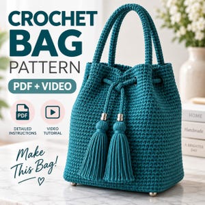 Puede incluir: Un bolso tipo cubo de ganchillo en color verde azulado con dos asas, cierre de cordón con dos borlas grandes con herrajes plateados y cuatro pequeños pies plateados en la base. El texto dice: CROCHET BAG PATTERN PDF + VIDEO.