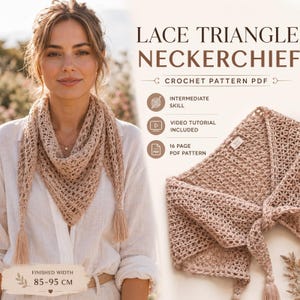 Op de afbeelding: Een haakpatroon PDF voor een beige kanten driehoekige halsdoek. De tekst luidt LACE TRIANGLE NECKERCHIEF, CROCHET PATTERN PDF, INTERMEDIATE SKILL, VIDEO TUTORIAL INCLUDED, 16 PAGE PDF PATTERN en FINISHED WIDTH 85-95 CM. Halsdoek met kwastjes.
