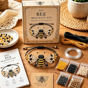 Peut inclure: Un kit de bracelet abeille DIY comprenant une boîte en carton avec le texte DIY BEE BRACELET KIT, un guide d'instructions, des cordons noirs et jaunes, du fil transparent et des sachets de perles jaunes, noires, blanches et métalliques.