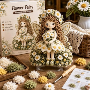 Pode incluir: Um kit de arte têxtil 3D com uma boneca fada de cabelo castanho, coroa de margaridas e vestido decorado com margaridas brancas e amarelas. O kit inclui uma caixa com o rótulo Flower Fairy, uma ferramenta de madeira e tufos de tecido.
