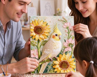 Könnte beinhalten: Ein rechteckiges Leinwandbild mit einem Nymphensittich in der Mitte, umgeben von gelben Sonnenblumen und rosa Blüten. Das Kunstwerk ist mit zahlreichen kleinen weißen Perlen verziert, die auf dem Vogel und den Blütenblättern angebracht sind.