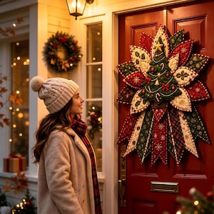 Peut inclure: Une grande décoration de porte en tissu matelassé en forme d'étoile avec un motif central de sapin de Noël. Le design présente des pétales pointus superposés en rouge, vert et crème, ornés de motifs de houx, de petits nœuds et d'une étoile dorée.