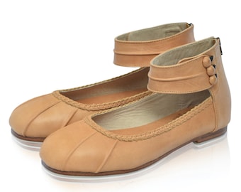 MUSE. Leather flats / leather shoes / cuffs / womens shoes / custom shoes. Sizes: US 4-13. Available in different leather colors.