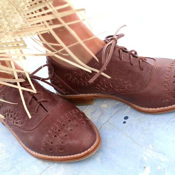 HEARTBREAK. Leather oxfords / oxford shoes women / brown leather shoes. ALL sizes.