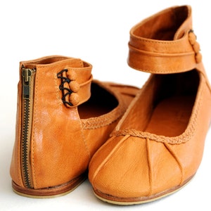 MUSE. Leather flats / leather shoes / cuffs / womens shoes / custom shoes. Sizes: US 4-13. Available in different leather colors.