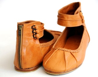 MUSE. Leather flats / leather shoes / cuffs / womens shoes / custom shoes. Sizes: US 4-13. Available in different leather colors.