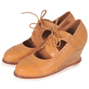 STOCKHOLM. Womens brogues / Leather booties / womens oxfords / womens leather booties. Sizes 35-43. Available in different leather colors. Dark Tan