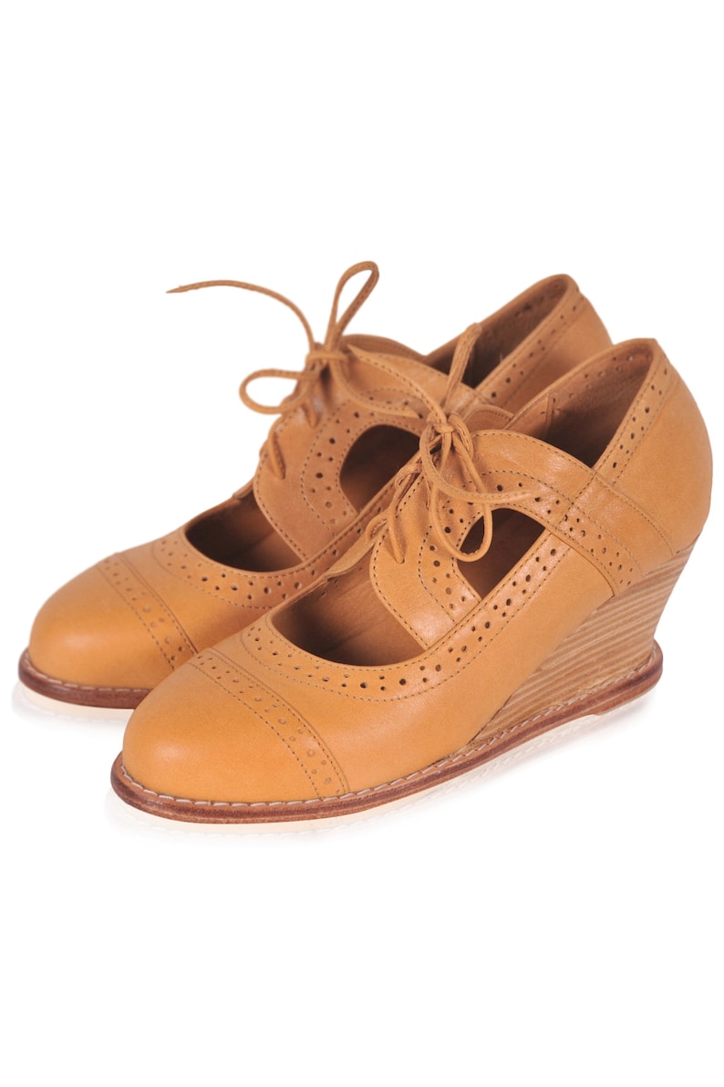 STOCKHOLM. Womens brogues / Leather booties / womens oxfords / womens leather booties. Sizes 35-43. Available in different leather colors. Dark Tan
