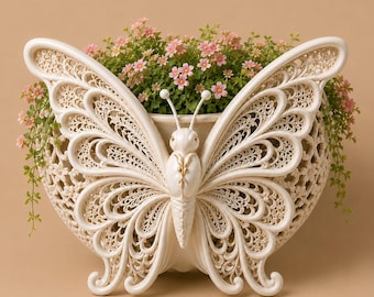 Può includere: Un vaso color crema a forma di farfalla con intricati motivi traforati simili a pizzo sulle ali. Il corpo centrale della farfalla è liscio e il vaso è riempito con un grappolo di piccoli fiori rosa e fogliame verde.