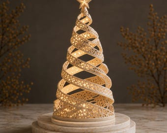 Puede incluir: Una decoración de árbol de Navidad en forma de espiral de color crema con intrincados patrones de estrellas y flores cortados con láser. La estructura está iluminada desde el interior, emitiendo un brillo cálido, y rematada con una estrella.