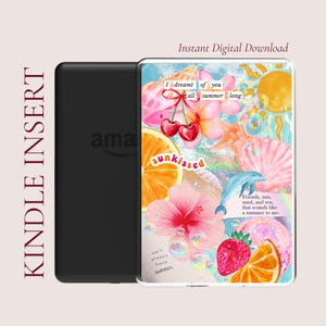 Op de afbeelding: Een zwarte Kindle e-reader met een kleurrijke digitale insert met zomerse illustraties, waaronder kersen, hibiscusbloemen, sinaasappelschijfjes, een dolfijn, schelpen en een aardbei. De tekst luidt "I dreamt of you all summer long", "sunkissed", "Friends, sun, sand, and sea, that sounds like a summer to me" en "we'll always have summer."