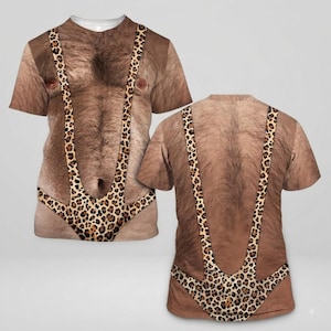 Op de afbeelding: Een t-shirt met korte mouwen voorzien van een realistische, high-definition fotografische print van een behaarde torso die een worstel-singlet met luipaardprint draagt. Het ontwerp bedekt de voor- en achterkant en toont een bruine huid met haar.