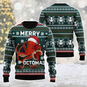 Puede incluir: Un suéter de manga larga verde oscuro con un pulpo rojo que lleva un gorro de Papá Noel y el texto MERRY OCTOMAS. La prenda presenta un patrón repetitivo de copos de nieve blancos, corazones y rayas diagonales rojas y verdes en el pecho.