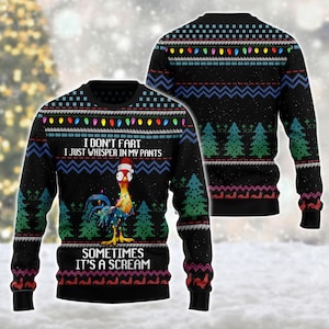 Puede incluir: Un suéter negro de manga larga con el gráfico de un gallo que lleva un gorro de Papá Noel y luces navideñas. El texto dice "I DON'T FART I JUST WHISPER IN MY PANTS SOMETIMES IT'S A SCREAM." El diseño incluye pinos verdes y luces de colores.