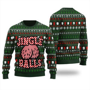Puede incluir: Un suéter de manga larga verde oscuro con un patrón navideño repetitivo de copos de nieve blancos, regalos rojos y árboles verdes. El frente muestra el texto JINGLE BALLS en rayas rojas y blancas sobre una ilustración gráfica de color rosa.