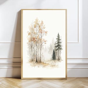 Peut inclure: Une impression d'art mural rectangulaire verticale dans un cadre en bois clair représentant une illustration à l'aquarelle d'une forêt. L'œuvre montre des bouleaux aux feuilles dorées et des pins vert foncé sur un fond blanc doux.