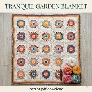Puede incluir: Una manta de ganchillo cuadrada titulada TRANQUIL GARDEN BLANKET, con una cuadrícula de cuadrados blancos con motivos florales circulares coloridos en tonos rosa, naranja, azul y amarillo. Cinco ovillos de lana y un ganchillo de madera están colocados abajo a la derecha.