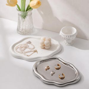 Dromerig wolkvormig dienblad met organische vorm, minimalistisch sieradenbakje, esthetische kamerdecoratie, onregelmatige kaptafelschaal, flat lay accessoire