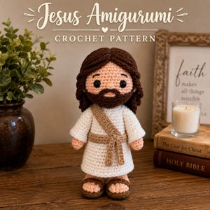 Könnte beinhalten: Eine gehäkelte Amigurumi-Puppe mit langem braunen Haar und Bart, bekleidet mit einem weißen Gewand, einer braunen Schärpe und braunen Sandalen. Der Text "Jesus Amigurumi CROCHET PATTERN" ist in einer dekorativen Schriftart darüber zu sehen.