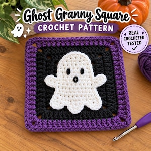 Peut inclure: Un carré au crochet représentant un fantôme blanc avec des yeux et une bouche noirs sur fond noir, entouré d'une bordure violette. Le texte indique Ghost Granny Square CROCHET PATTERN et REAL CROCHETER TESTED.