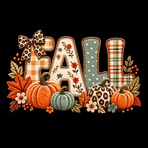Op de afbeelding: Een decoratief bord met het woord FALL in grote, gestructureerde letters met diverse patronen zoals ruiten, bloemen, stippen en tartan. Een strik met luipaardprint zit boven op de F, omringd door pompoenen en herfstbladeren.