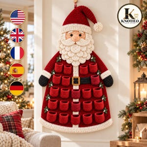 Könnte beinhalten: Ein gehäkelter Weihnachtsmann-Wandbehang mit rotem Anzug und weißem Besatz, einem schwarzen Gürtel mit goldener Schnalle und vierundzwanzig kleinen roten Taschen in Reihen. Der Weihnachtsmann hat einen weißen Bart, eine rote Mütze und grüne Stechpalmen.