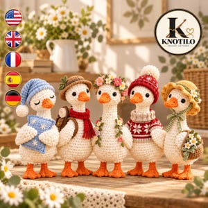 Peut inclure: Cinq figurines d'oies blanches au crochet avec des becs et des pattes orange. La première porte un bonnet de nuit bleu et tient un oreiller bleu. La deuxième a un chapeau marron, une écharpe rouge et un sac à dos. La troisième porte une couronne de fleurs. La quatrième a un bonnet et un pull d'hiver rouges. La cinquième porte un chapeau de soleil jaune et un panier de fleurs.