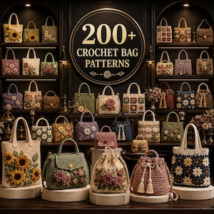 Può includere: Una collezione di varie borse all'uncinetto esposte su scaffali e piedistalli, con motivi floreali, granny square e trame lavorate. Un cartello circolare centrale riporta la scritta 200+ CROCHET BAG PATTERNS. Le borse variano per colore e forma.