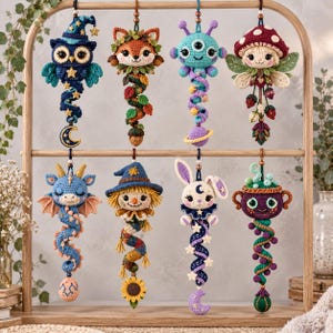 Peut inclure: Huit décorations suspendues en crochet représentant des personnages variés : un hibou magicien, un renard, un extraterrestre à trois yeux, une fée champignon, un dragon bleu, un épouvantail, un lapin lunaire et un chaudron violet à bulles.