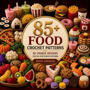Op de afbeelding: Een verzameling van diverse gehaakte etenswaren, waaronder fruit, groenten, desserts en maaltijden, rondom een centraal rond bord met de tekst 85+ FOOD CROCHET PATTERNS 85 UNIQUE DESIGNS STEP-BY-STEP PHOTO PATTERNS DIGITAL DOWNLOAD.
