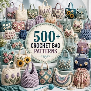 Op de afbeelding: Een verzameling van diverse gehaakte tassen met bloemmotieven, granny squares en texturen, uitgestald rond een centraal rond bord met de tekst 500+ CROCHET BAG PATTERNS. De tassen omvatten tote-, bucket- en schoudertasstijlen.