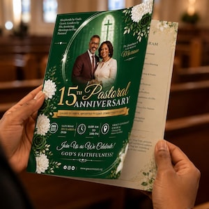 Könnte beinhalten: Ein gefaltetes Programmheft für ein 15-jähriges Pastoralsjubiläum mit dunkelgrünem Hintergrund und weißen Blumenakzenten. Das Cover zeigt ein Foto eines Paares, goldenen Text sowie Veranstaltungsdetails wie Datum, Uhrzeit und Kirchenort.
