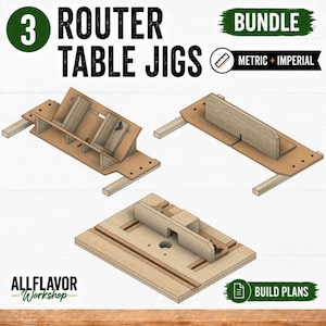Può includere: Un'illustrazione digitale di 3 dime per banco fresa con texture in legno chiaro. Il testo recita 3 ROUTER TABLE JIGS, BUNDLE, METRIC + IMPERIAL, ALLFLAVOR WORKSHOP e BUILD PLANS. Le dime presentano vari componenti in legno e ferramenta.
