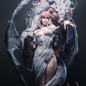 Könnte beinhalten: Eine detaillierte Figur mit langem rosa Haar in einem drapierten weißen Kleid, positioniert vor einem großen, geflügelten grauen Drachen mit leuchtend roten Augen. Der Drache hat rosa Akzente an Mähne und Schwanz und ausgebreitete Flügel.